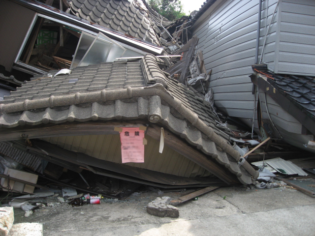 国が定める被災者生活再建支援法では、自然災害による家の全壊で最大300万円、大規模半壊で最大250万円の支援金（基礎支援金・加算支援金の合算金額）が支払われる（2019年3月現在）。